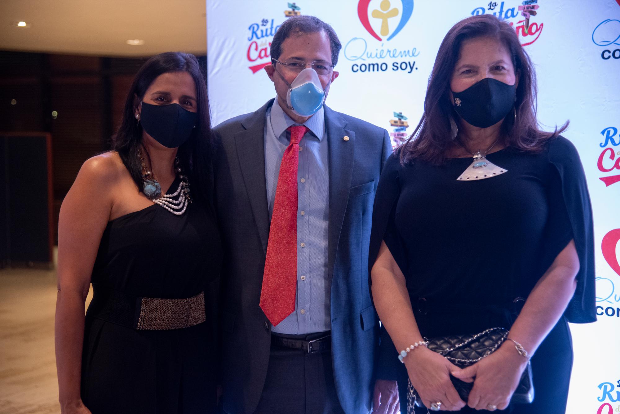 María Teresa Villanueva, Steven Puig y Sonia Villanueva.