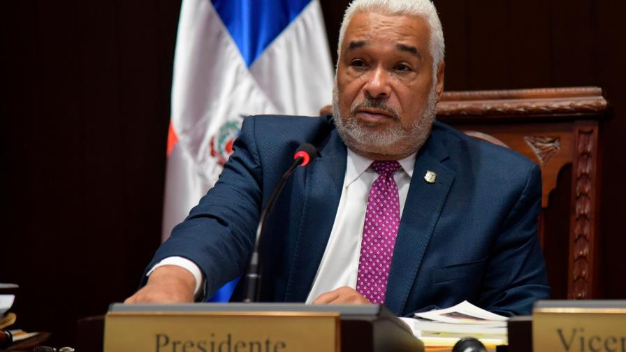 Camacho compara a mujeres con la JCE, que nunca le alcanza dinero