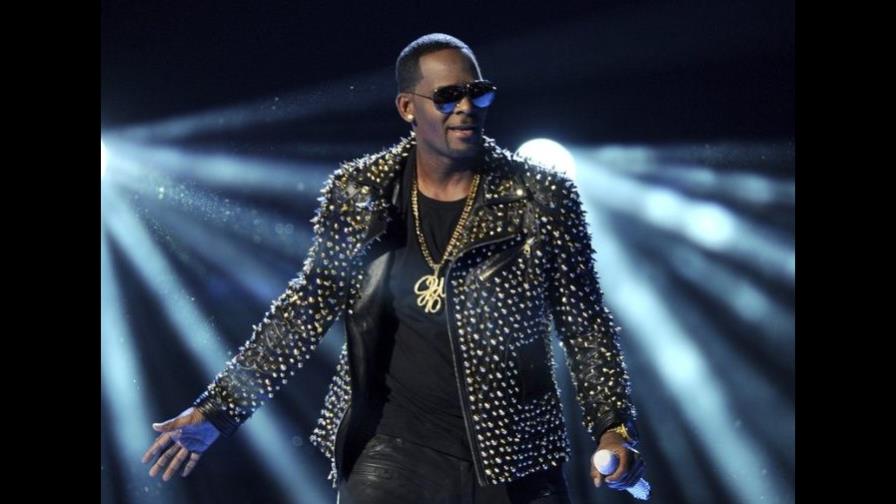 R. Kelly canta por 28 segundos en Illinois