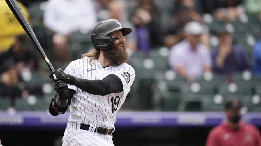 Jonrón de Blackmon y atrapada de Tapia dan triunfo a Rockies