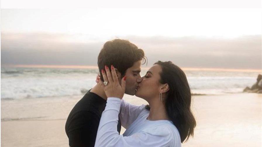Demi Lovato se compromete con su novio Max Ehrich