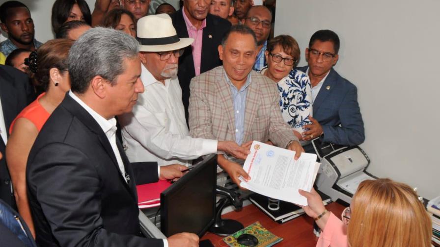 Inscripción de la candidatura de Leonel formaliza debate legal de si puede o no aspirar Inscripción de la candidatura de Leonel formaliza debate legal de si puede o no aspirar