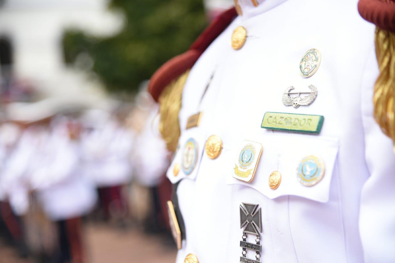 Los uniforme de gala marcaron la pauta entre los efectivos militares presentes en el acto (Foto: Francisco Arias)