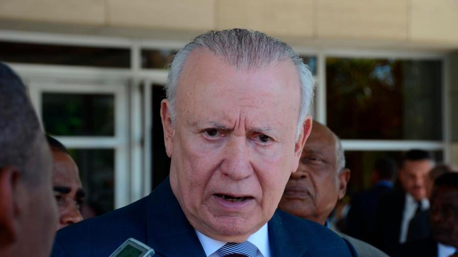 Leonel Fernández tiene 13 días para definir su futuro, dice Alburquerque