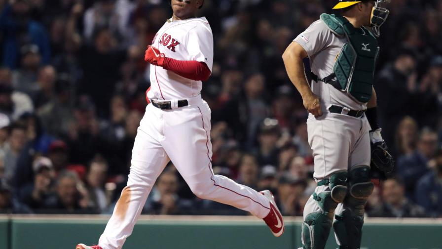 Boston aprovecha rally para vencer a Oakland; Devers anota dos carreras