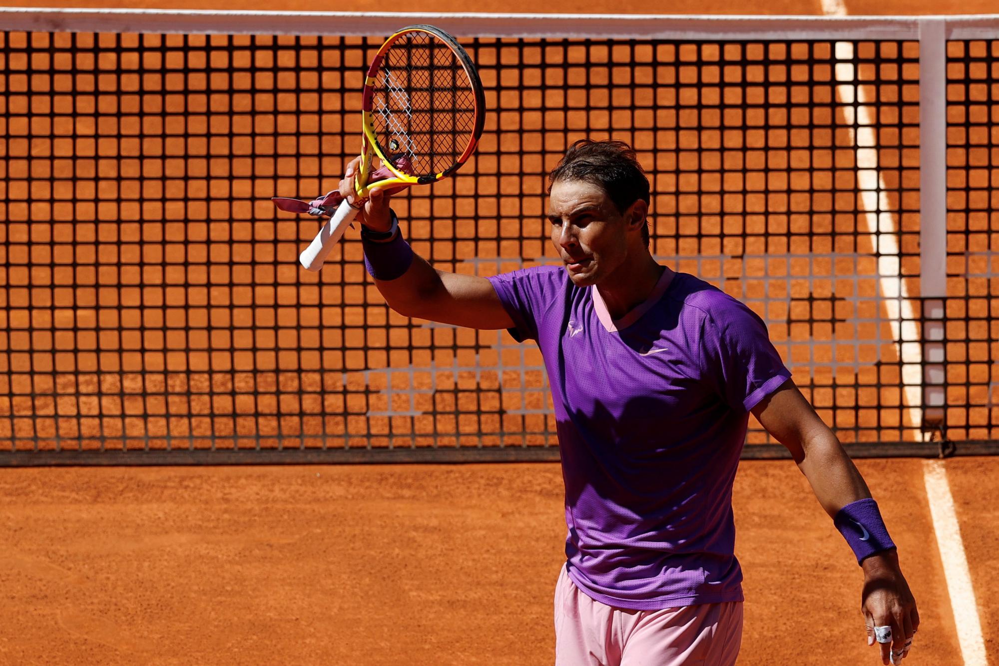 El tenista español Rafael Nadal celebra su triunfo sobre el australiano Alexei Popyrin, tras el partido de octavos de final del Mutua Madrid Open que disputan este jueves en la Caja Mágica. EFE/Chema Moya