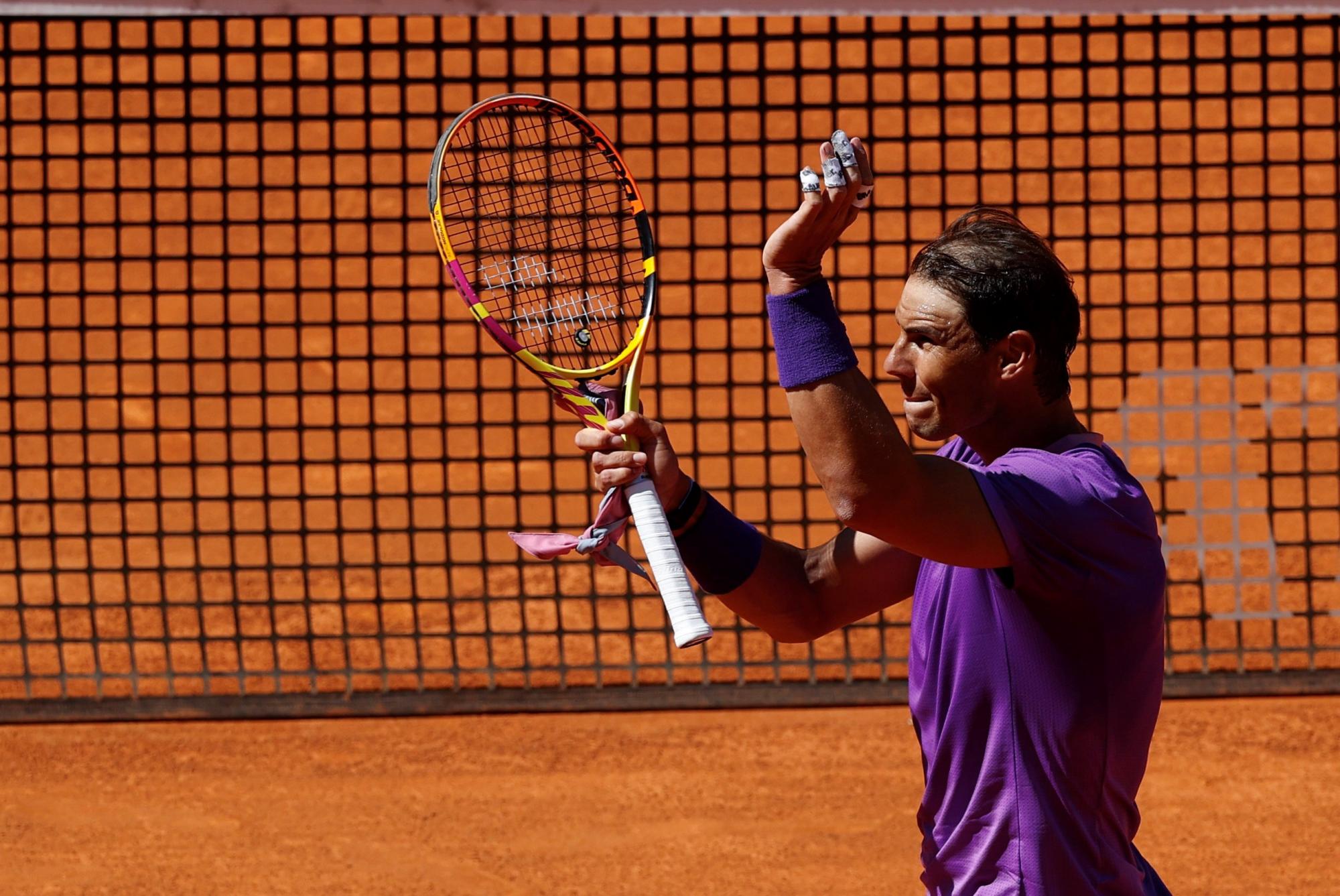 El tenista español Rafael Nadal celebra su triunfo sobre el australiano Alexei Popyrin, tras el partido de octavos de final del Mutua Madrid Open que disputan este jueves en la Caja Mágica. (EFE/Chema Moya)