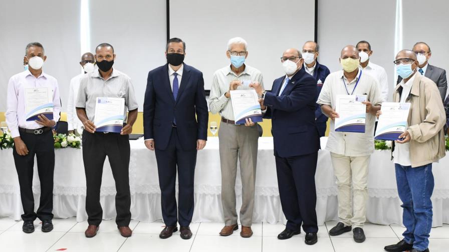 Infotep y Medio Ambiente entregan certificaciones y licencias