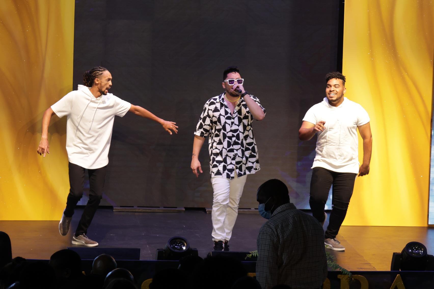 El cantante Rafely Rosario en el opening del concurso. Fuente externa