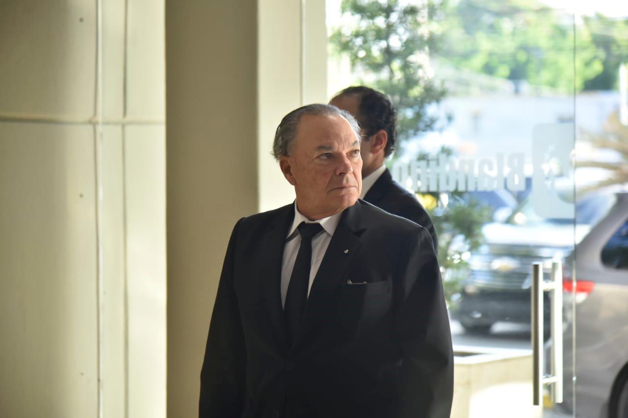 Frank Rainieri, del Grupo Puntacana, hace su entrada a la funeraria Blandino para ofrecer sus condolencias al presidente Danilo Medina por el fallecimiento de su padre, don Juan Pablo Medina.