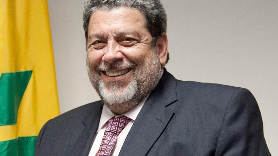 Dan pedrada en la cabeza al primer ministro de San Vicente y Granadinas