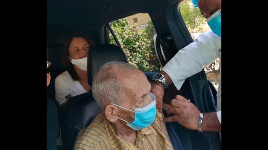 Don Ramón Rosario, padre de los Hermanos Rosario se vacuna contra el COVID-19