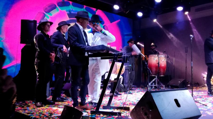 Aramis Camilo logra el apoyo del público con buen show