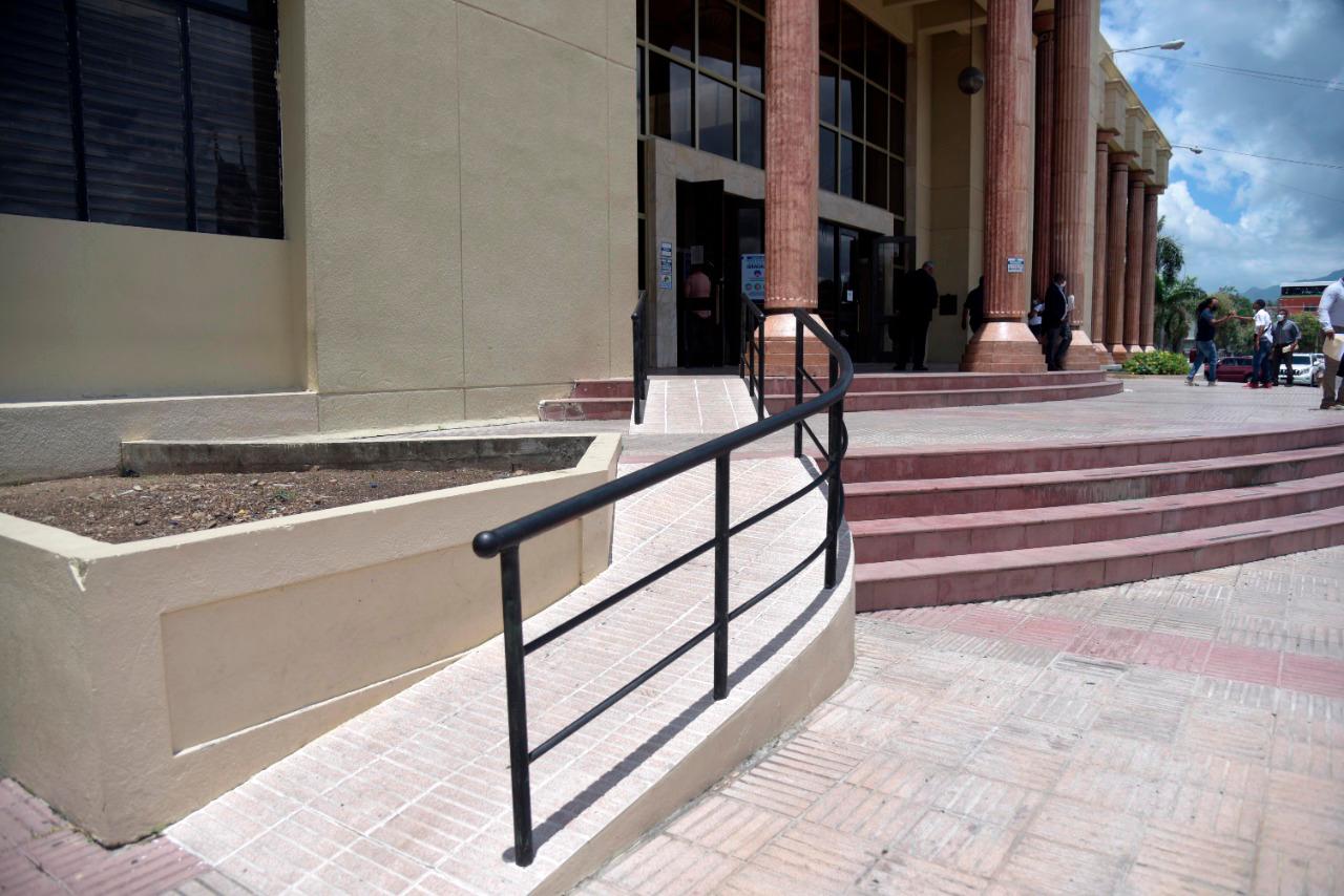 Rampa para personas con discapacidad que da acceso al Palacio de Justicia en Santiago.
