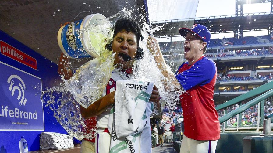 Suárez blanquea; Filis enhebran quinta victoria