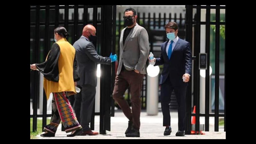 Raphy Pina se declara no culpable de acusación por armas; le imponen fianza