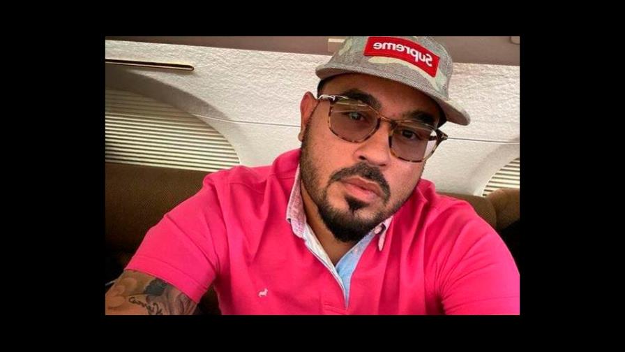Emiten orden de arresto contra el productor musical Raphy Pina por posesión de armas de fuego