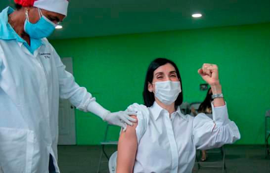 La primera dama Raquel Arbaje se vacunó en el Club San Carlos.