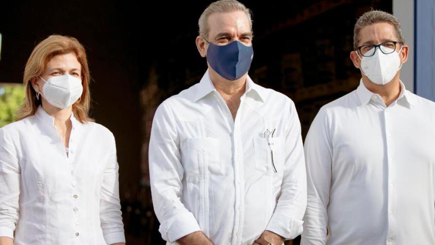 Presidente Abinader visita complejo licorero Casa Brugal