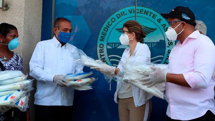 Raquel Peña entrega donaciones en María Trinidad Sánchez y Samaná