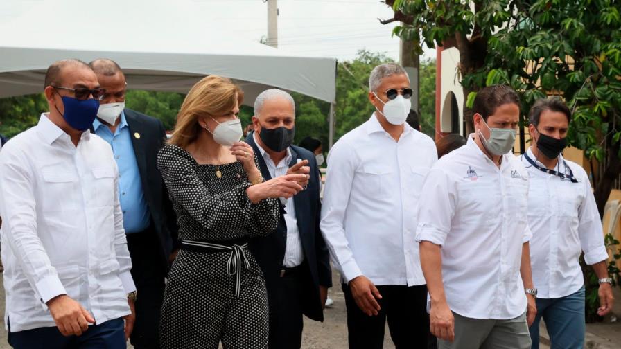 La vicepresidenta Peña agota jornada de trabajo en Santiago