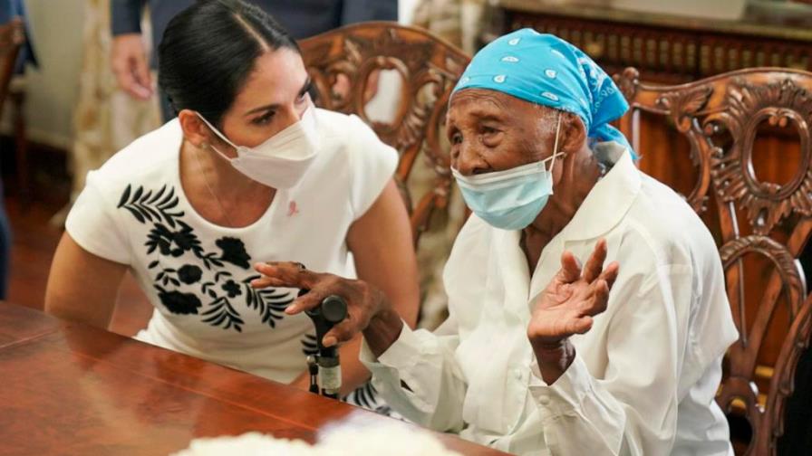Señora de 111 años cumple el sueño de conocer a la primera dama