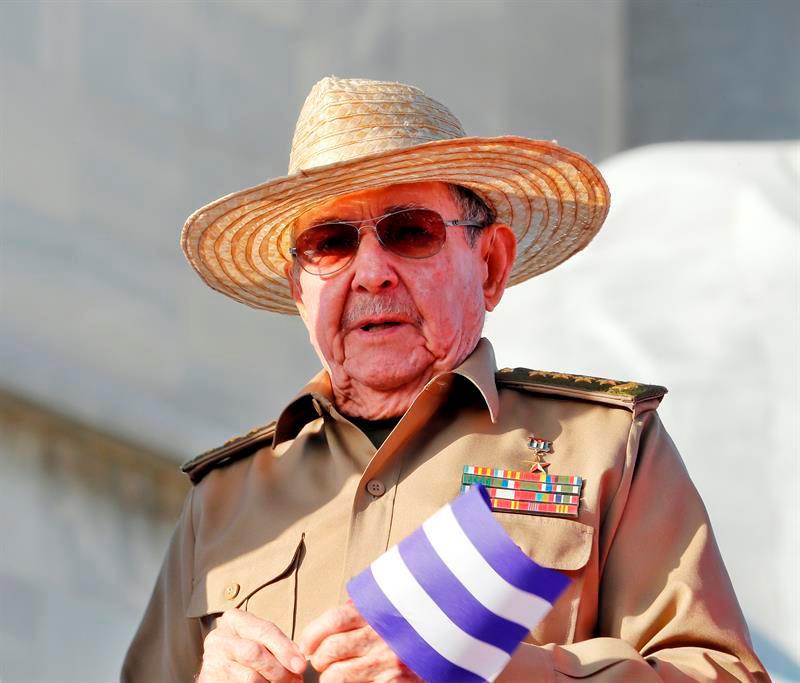 El expresidente cubano Raúl Castro reaparece en una ceremonia militar