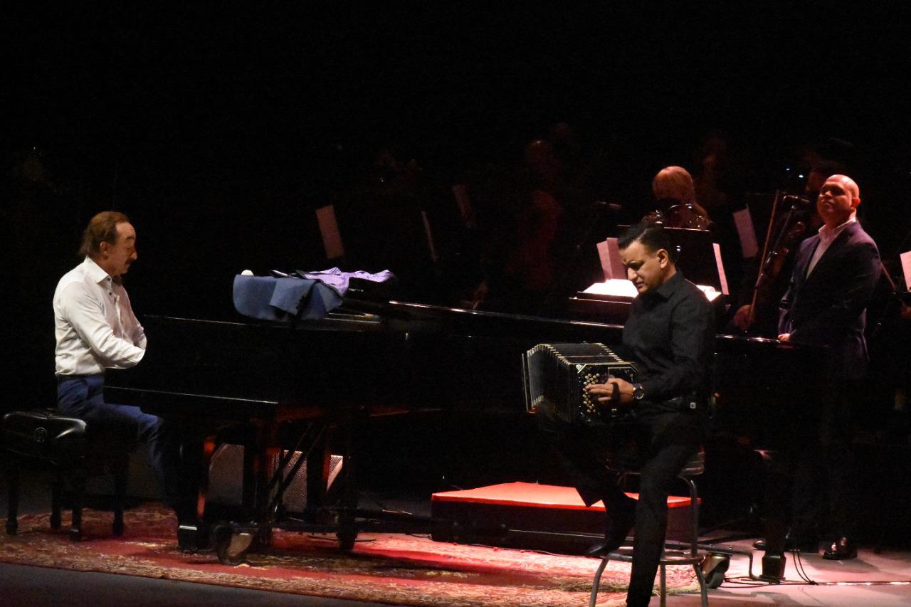 El maestro Raúl Di Blasio y Gabriel Fernández. Foto: Pedro Bonilla