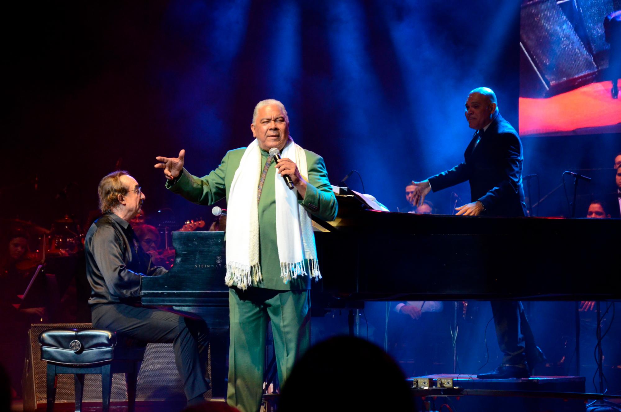 Danny Rivera canta para los asistantes al concierto de Raúl Di Blasio en el Teatro Nacional.