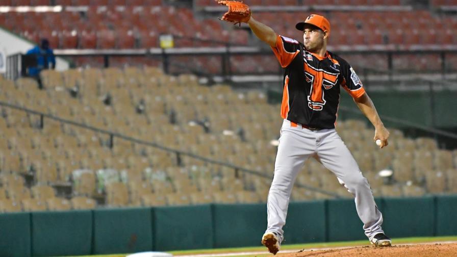 Carlos Martínez por las Águilas y Raúl Valdés por los Toros en el segundo partido de playoffs