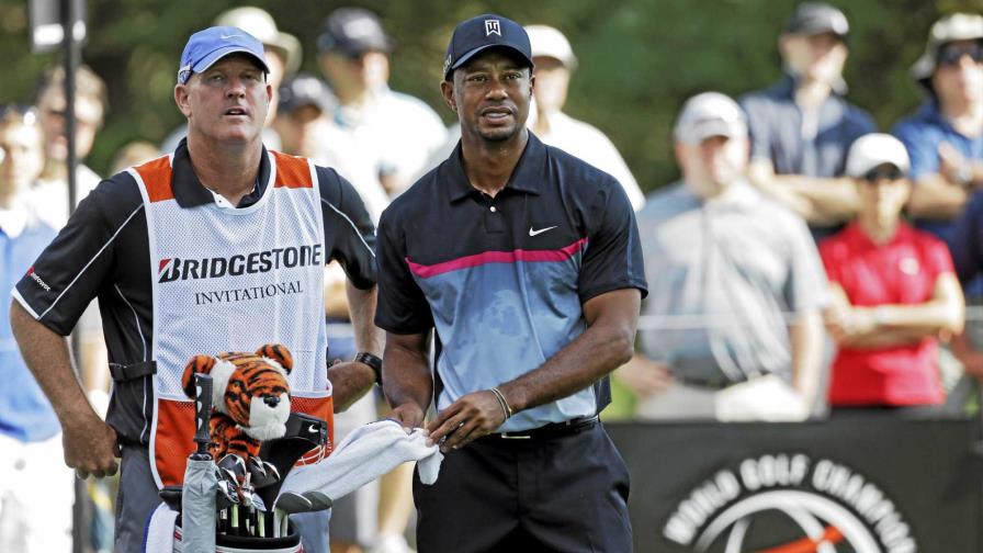 Demandan a Tiger Woods y su caddie por empujar a fan quería un selfie Demandan a Tiger Woods y su caddie por empujar a fan quería un selfie