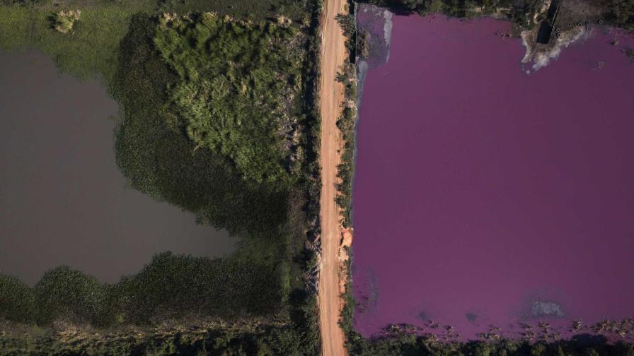 Contaminación tiñe de púrpura laguna en Paraguay Contaminación tiñe de púrpura laguna en Paraguay
