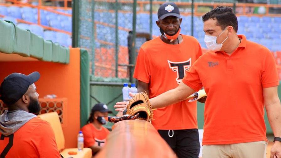 Toros extienden contrato de Raymond Abreu