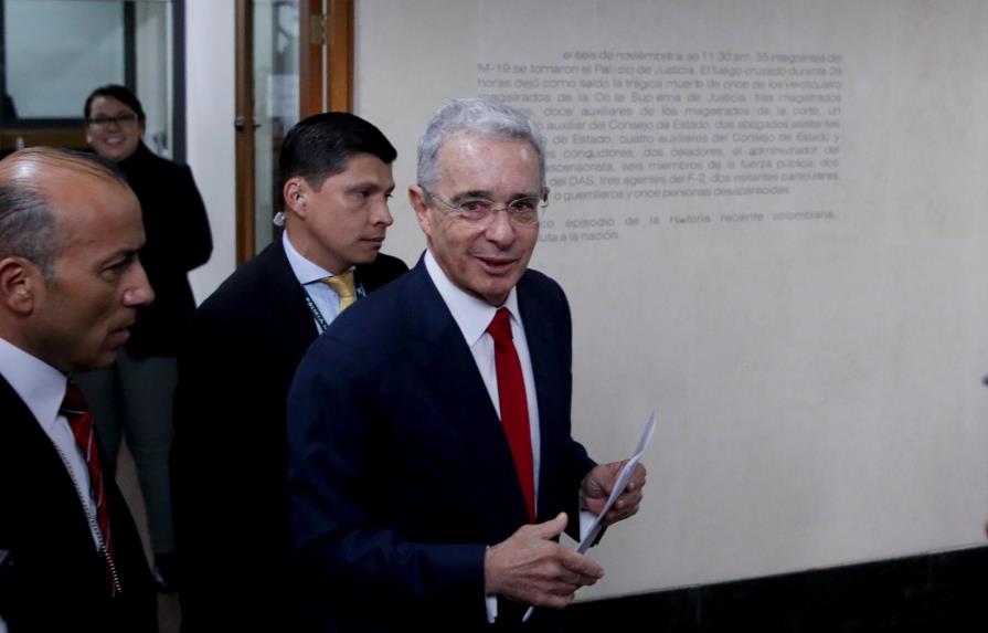 Fiscalía pide cerrar caso contra expresidente colombiano Uribe