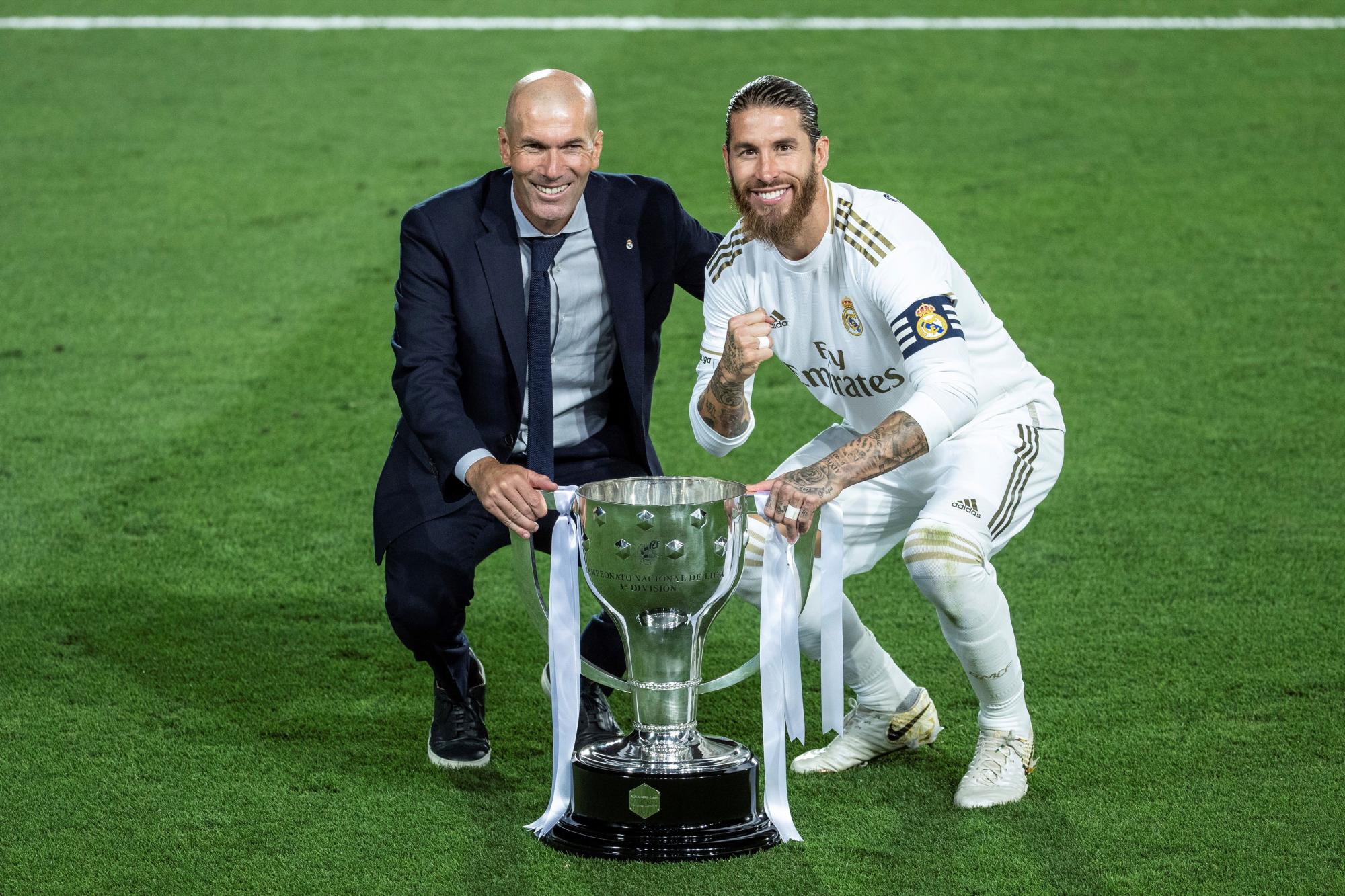 El técnico francés del Real Madrid, Zinedine Zidane (i) junto a Sergio Ramos, con el trofeo ganado por el Real Madrid. (EFE/Rodrigo Jiménez)