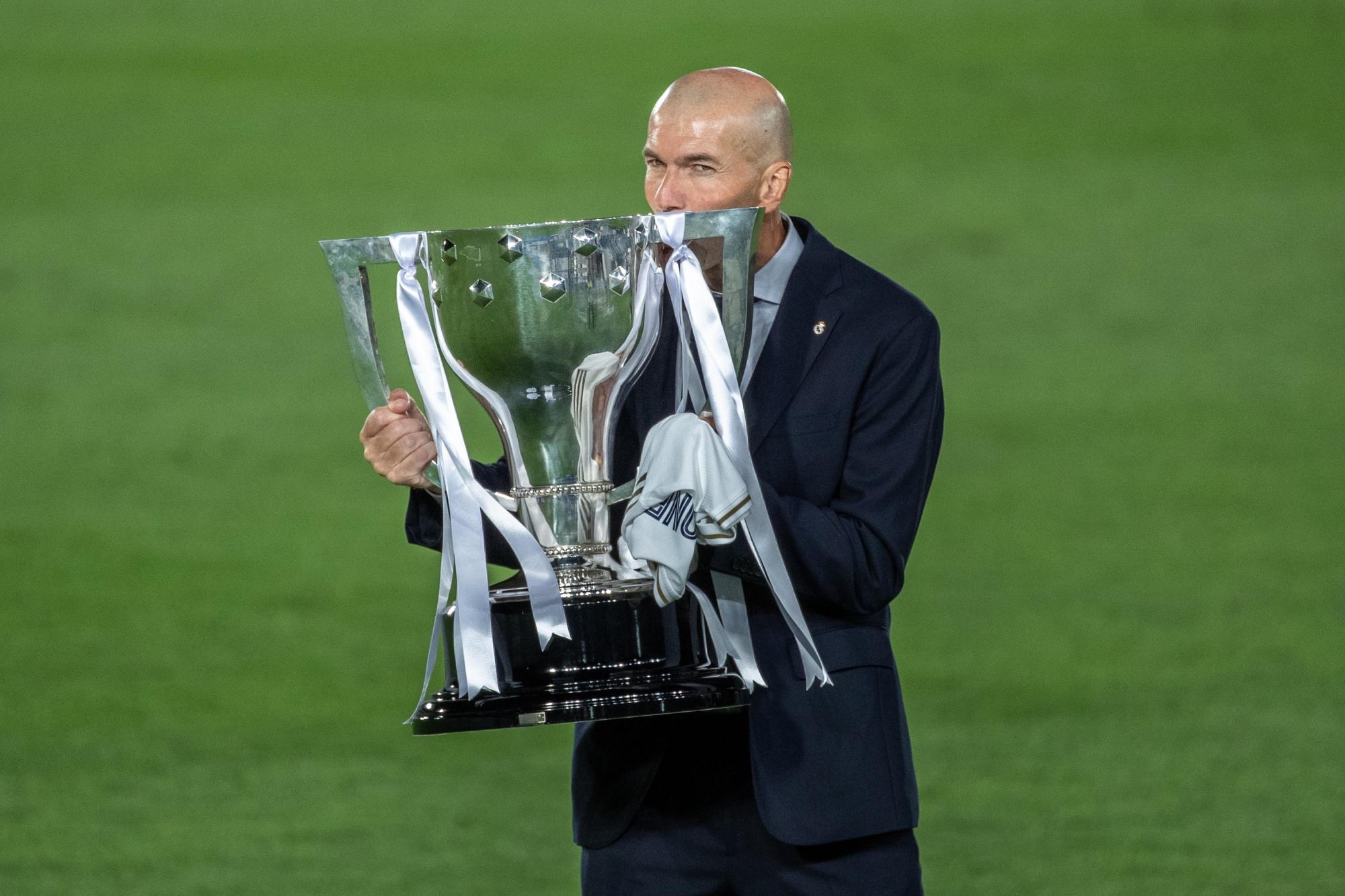 El técnico francés del Real Madrid, Zinedine Zidane, con el trofeo de campeón de la Liga. (EFE/Rodrigo Jiménez)
