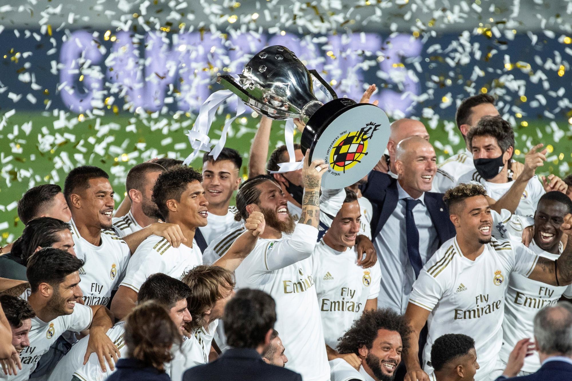 Los jugadores del Real Madrid con el trofeo que les acredita como campeón de LaLiga (EFE/Rodrigo Jiménez)