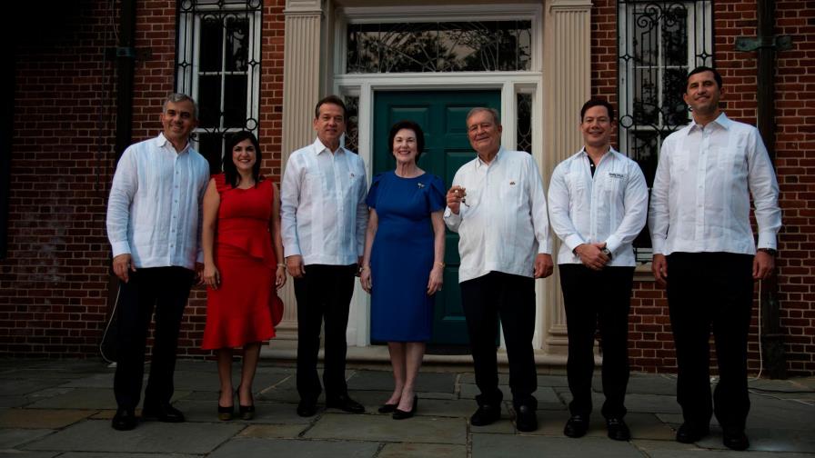 Celebran tarde de Cigarro y Ron en embajada Dominicana en Washington Celebran tarde de Cigarro y Ron en embajada Dominicana en Washington