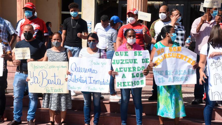 Familiares de imputados por el crimen de un hombre reclaman su libertad