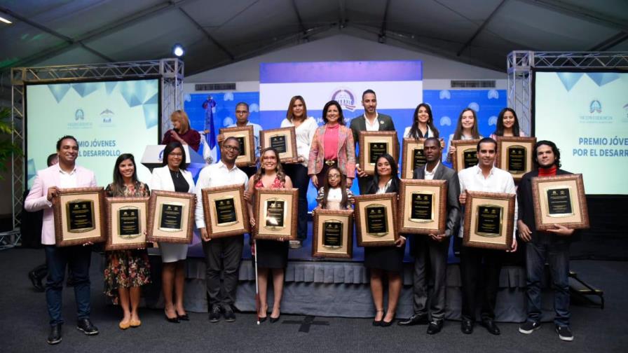 Vicepresidenta reconoce a jóvenes destacados en la sociedad Vicepresidenta reconoce a jóvenes destacados en la sociedad