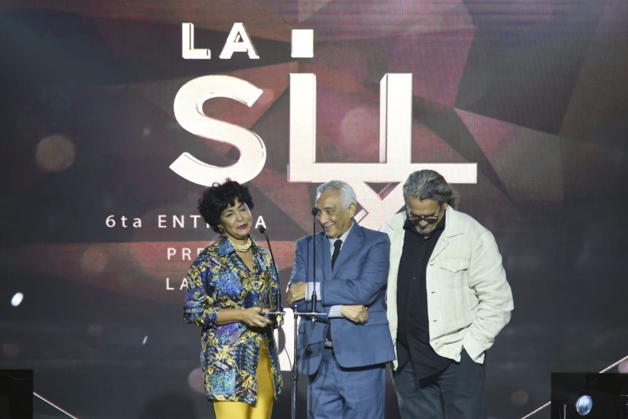 Patricia y Rafael Solano junto al director Juan Basante tras recibir el premio La Silla por el documental sobre la vida y obra del compositor de “Por Amor”. (Diario Libre/ Ricardo Hernández)