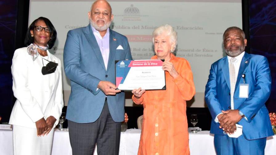 Educación reconoce a Milagros Ortiz Bosch por ser referente de ética en el Estado