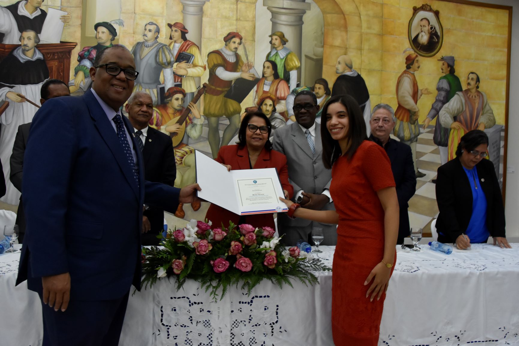 El decano de la Facultad de Humanidades, entrega el reconocimiento a la profesora investigadora de Postgrado de esa facultad, Batty Reyes.