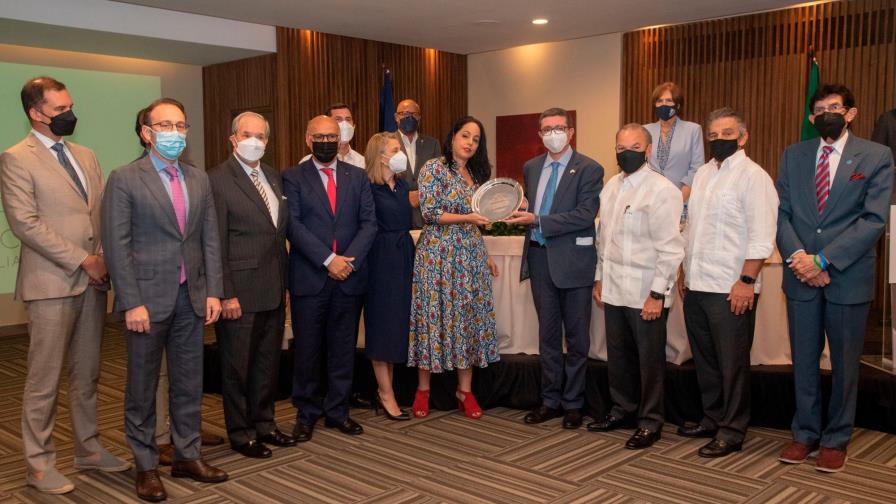 Cámara de Comercio Dominico-Italiana reconoce al embajador Andrea Canepari