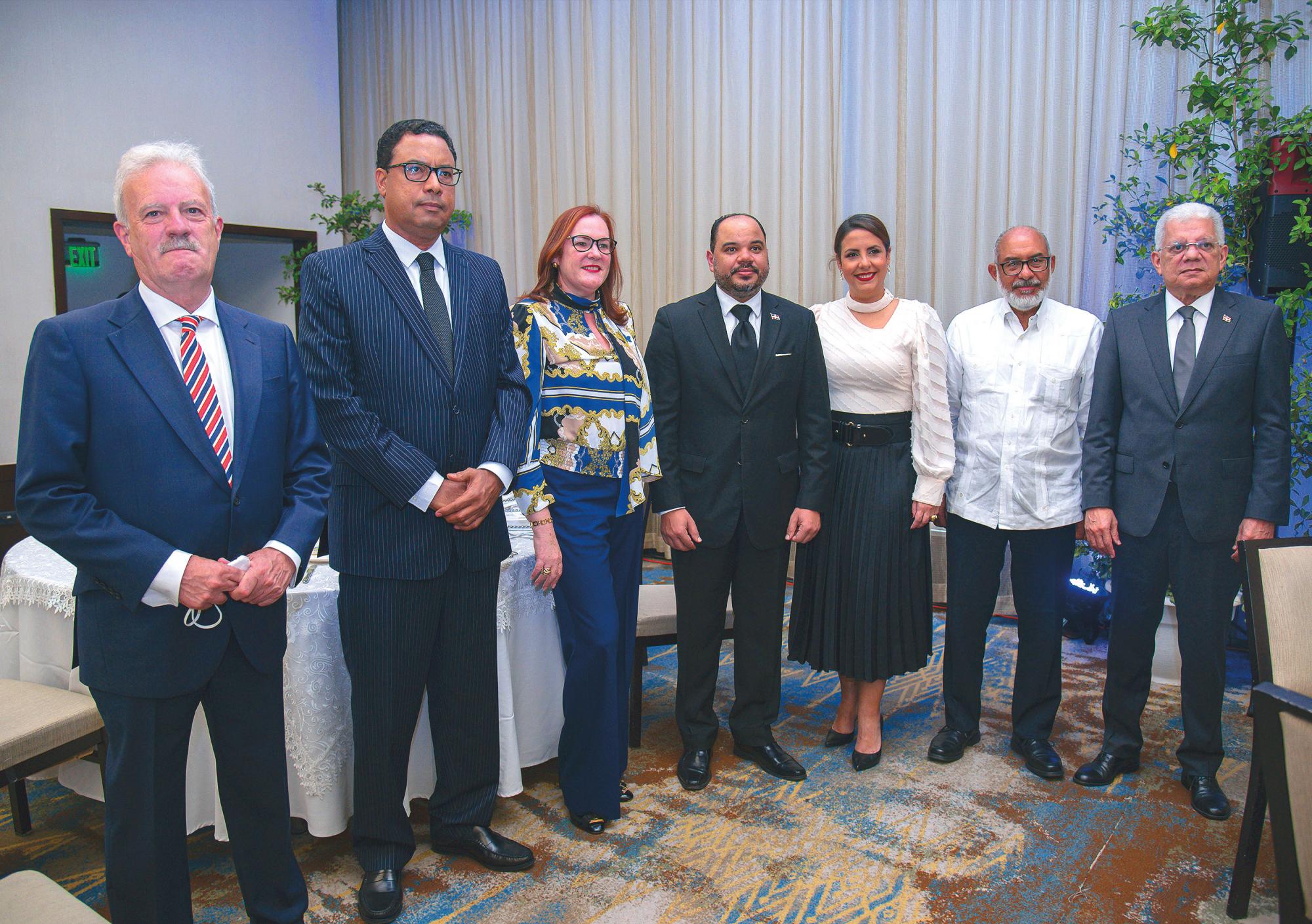 Manuel Campo Vidal, Namphi Rodríguez, Janet Camilo, Pablo UIloa, Laura Castellanos, Persio Maldonado y Miguel Guerrero.
