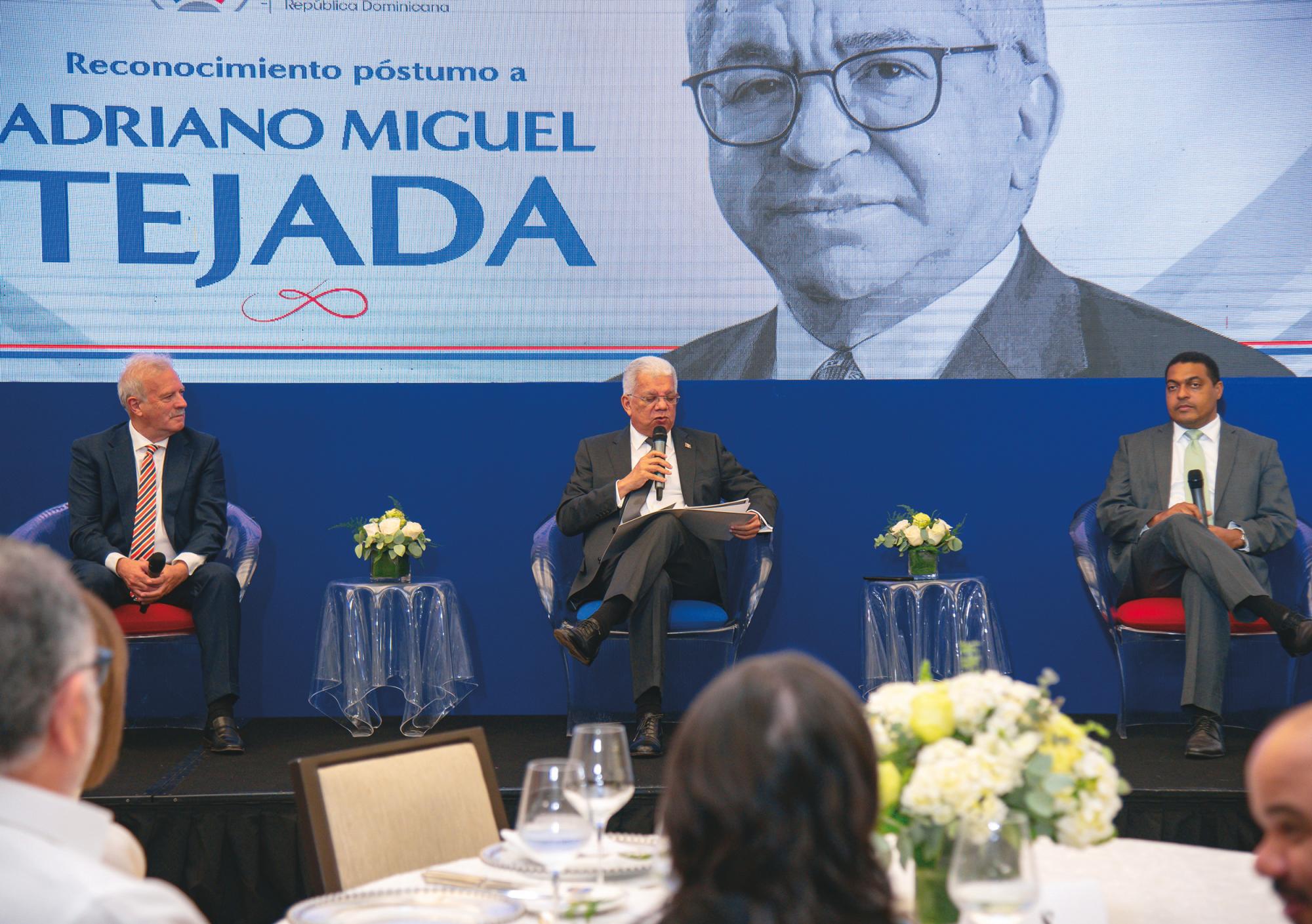 El periodista español Manuel Campo Vidal, Miguel Guerrero (moderador) y el director de El Día, José Monegro.