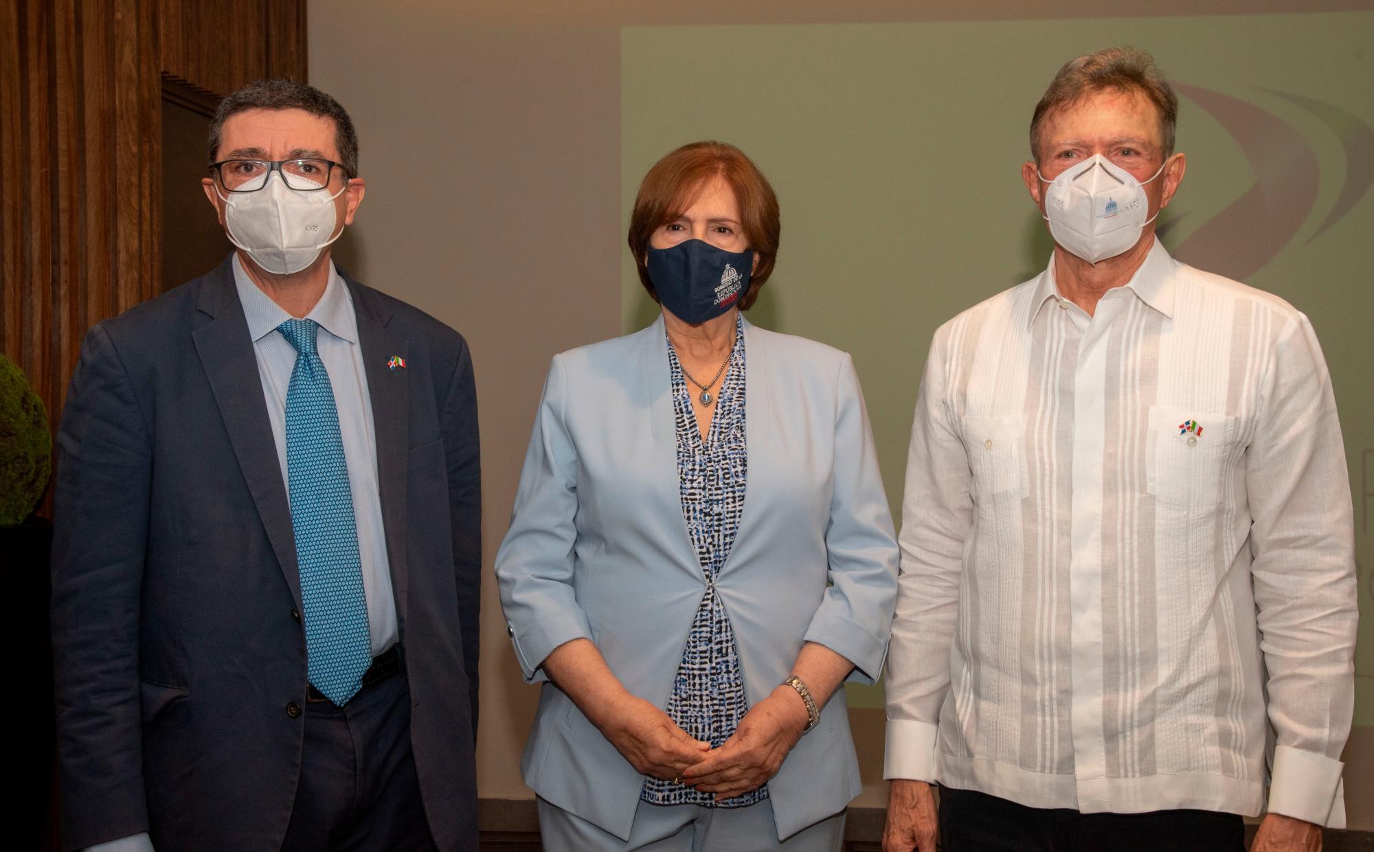 Andrea Canepari, Carmen Heredia y Roberto Álvarez.