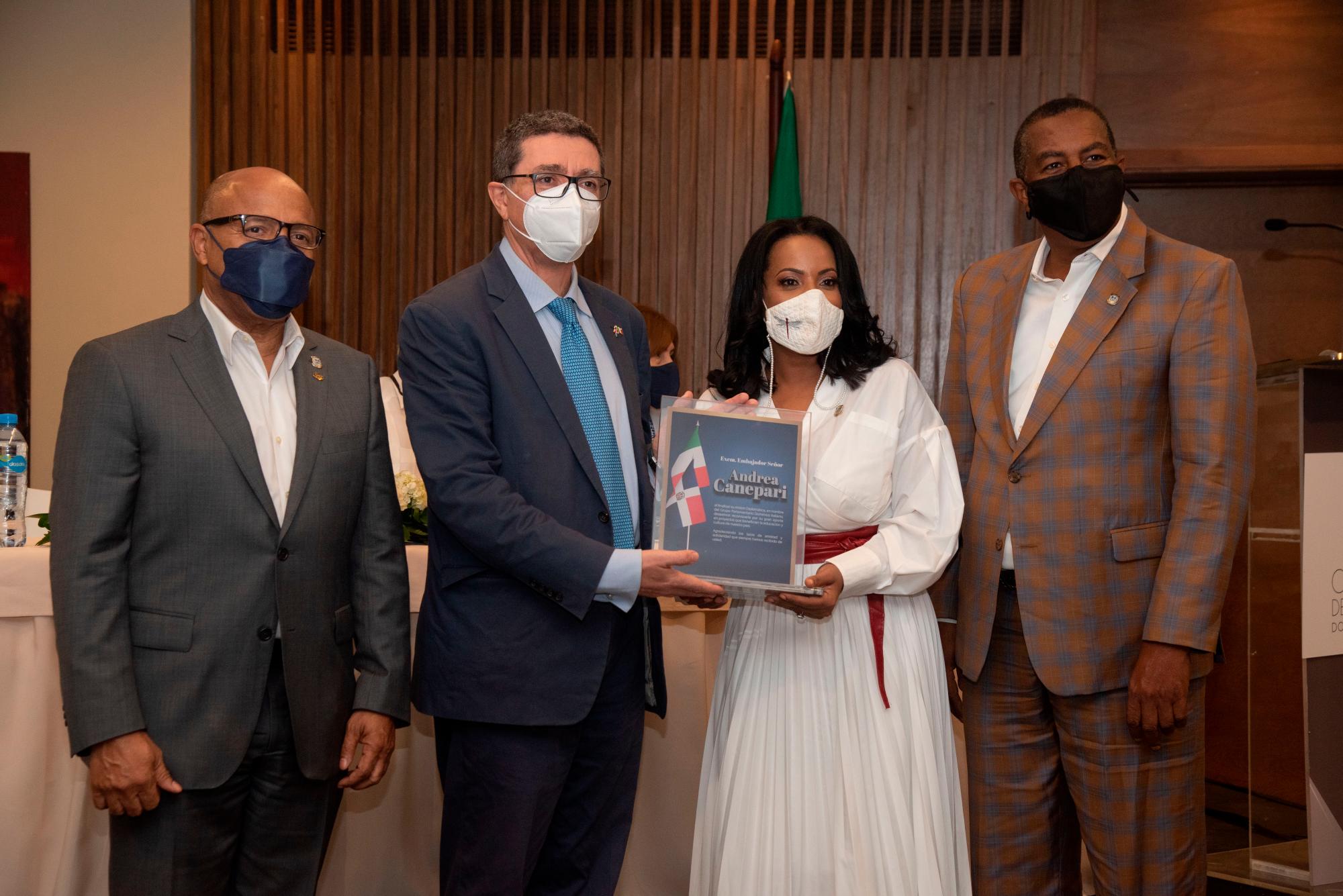 Entregan reconocimiento al diplomático.