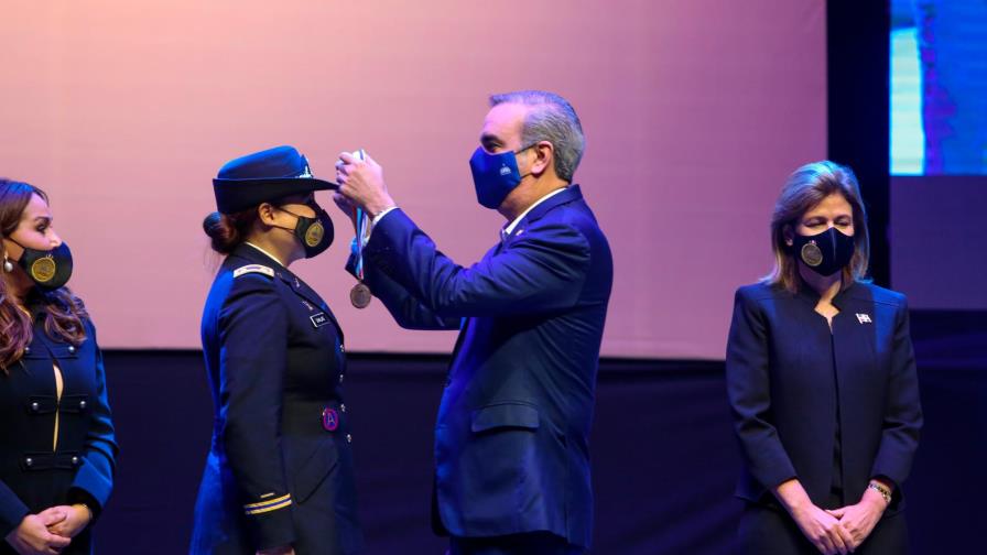 Gobierno reconoce a primera latina en pilotar Black Hawk en EEUU
