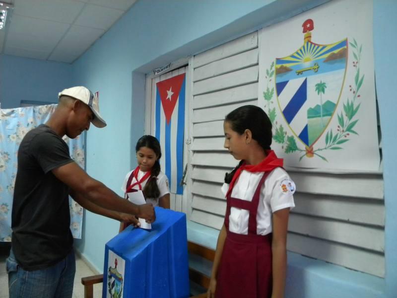 Cuba vota nueva Constitución atenta a Venezuela y en la mira de EEUU